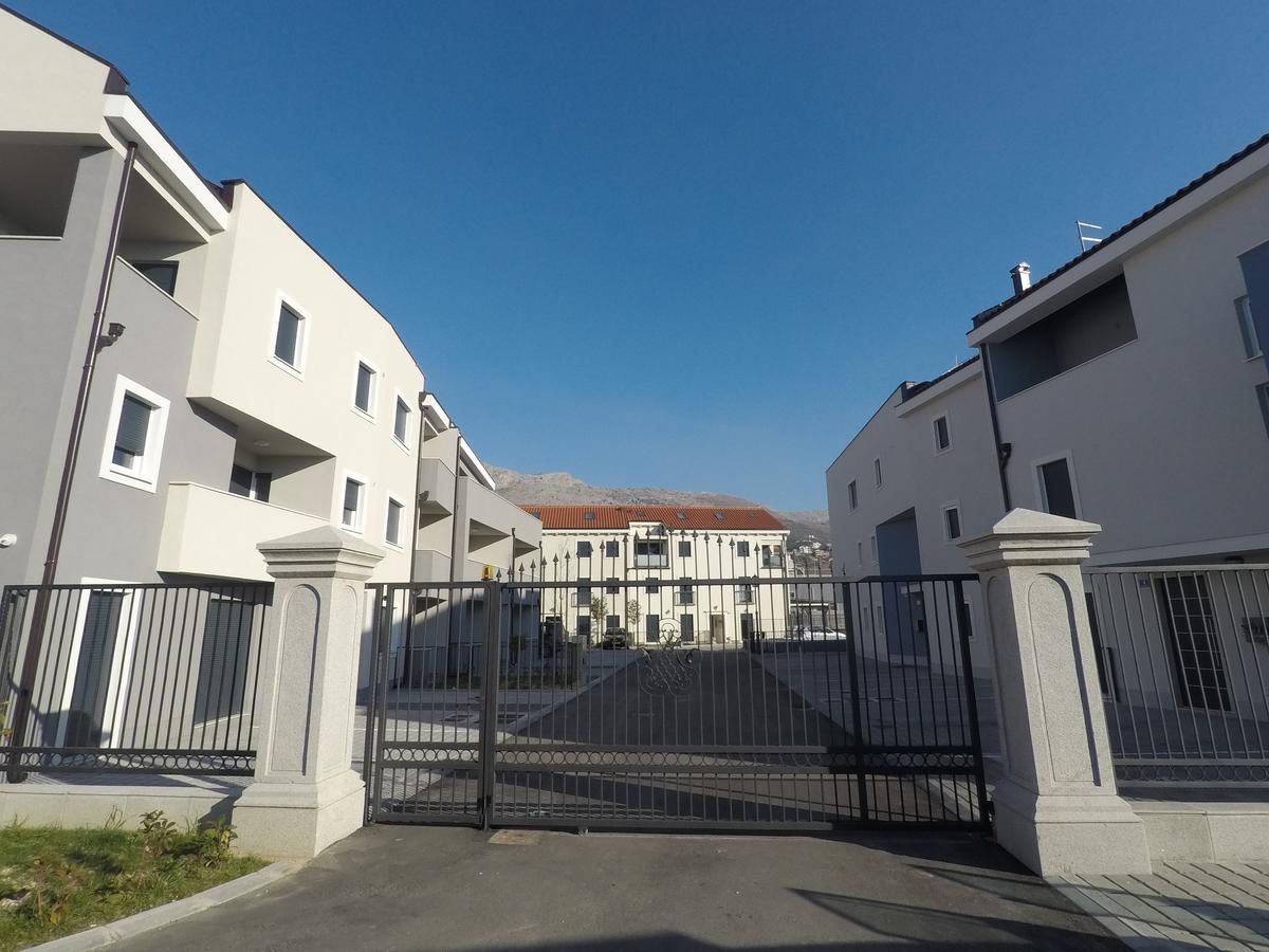 Luxury 3 Bed Apartment, Large Terrace, Pool, Close To Beach And Split! โปดสตรานา ภายนอก รูปภาพ