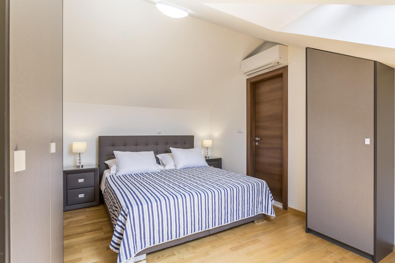 Luxury 3 Bed Apartment, Large Terrace, Pool, Close To Beach And Split! โปดสตรานา ภายนอก รูปภาพ