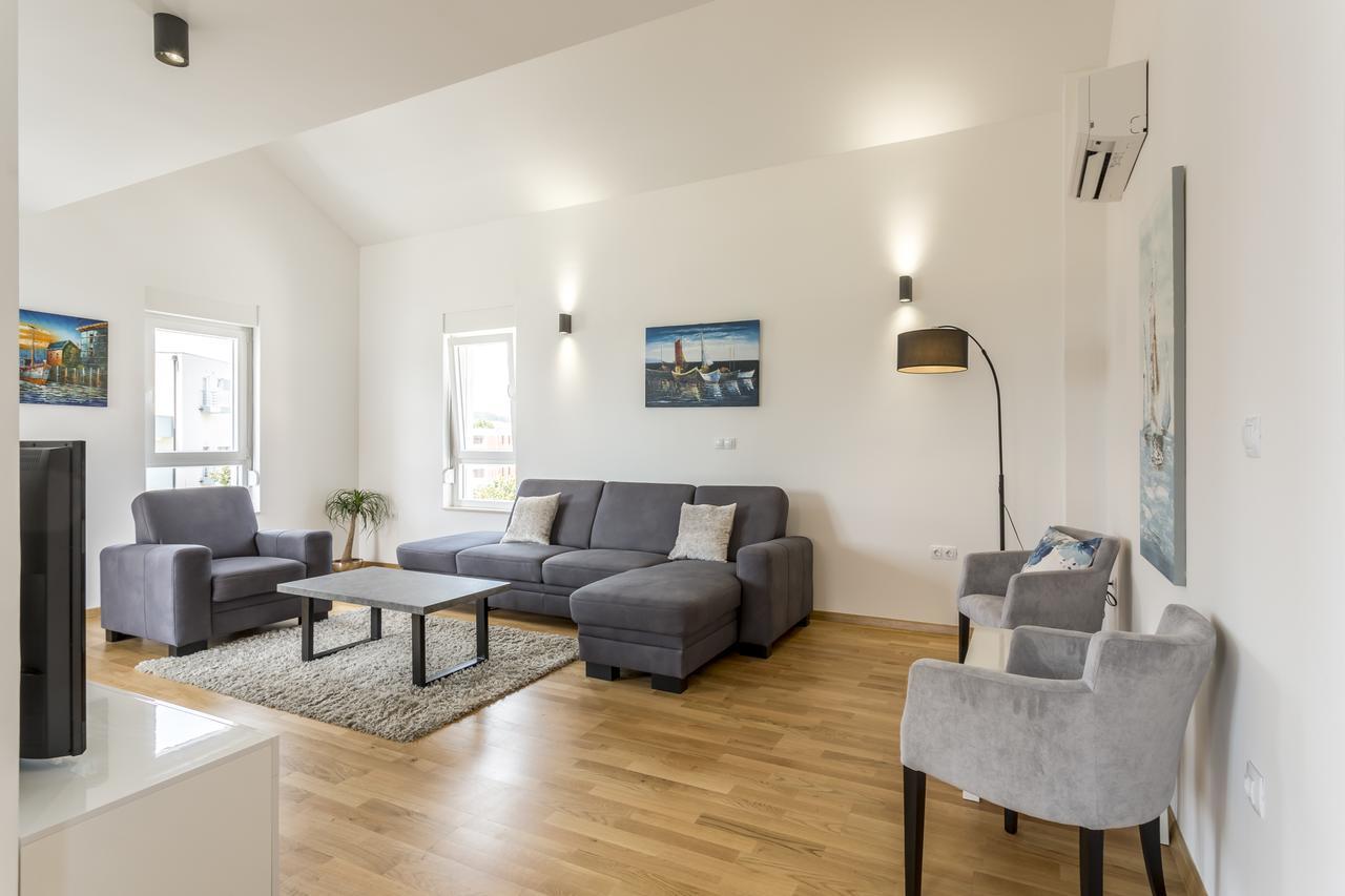 Luxury 3 Bed Apartment, Large Terrace, Pool, Close To Beach And Split! โปดสตรานา ภายนอก รูปภาพ