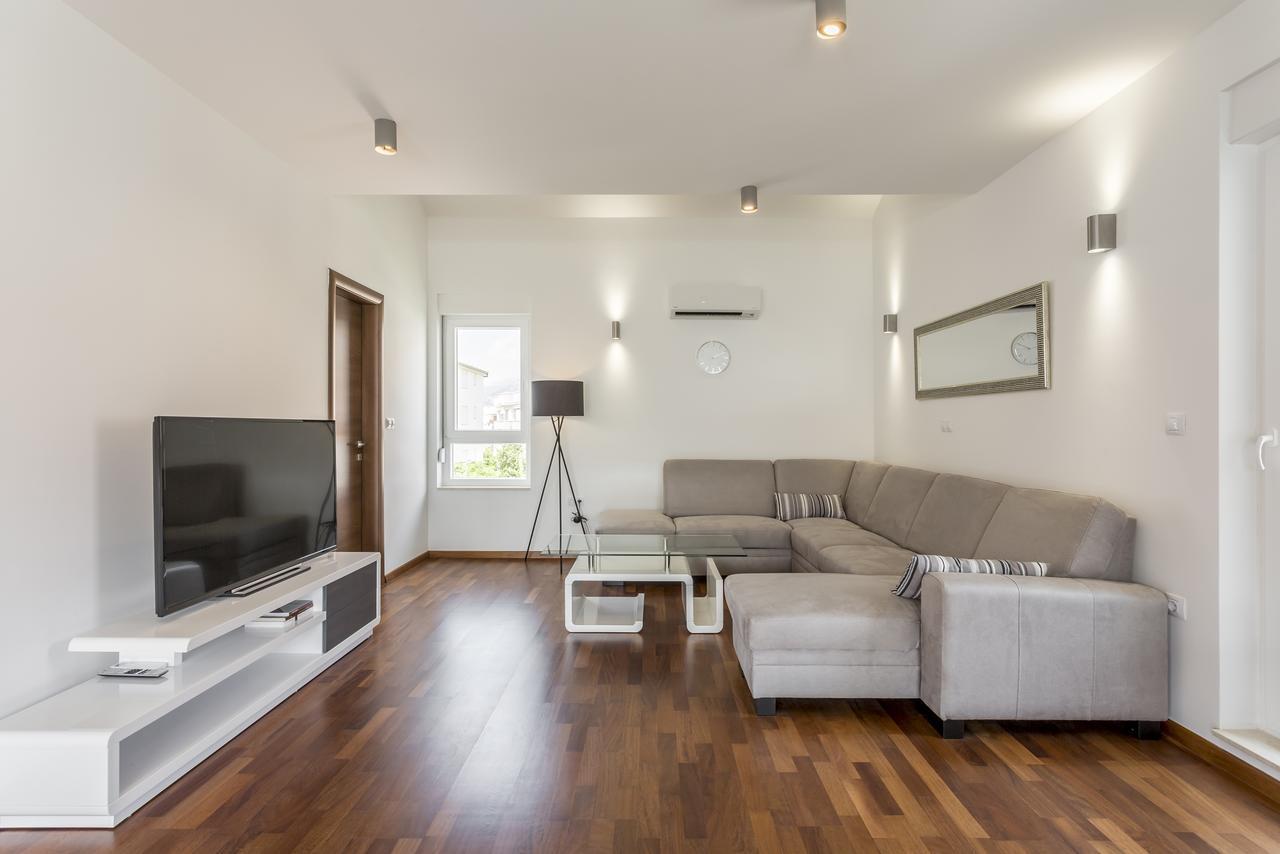 Luxury 3 Bed Apartment, Large Terrace, Pool, Close To Beach And Split! โปดสตรานา ภายนอก รูปภาพ